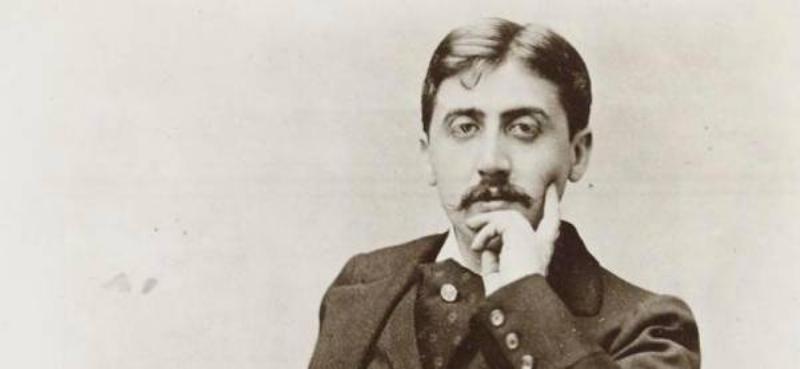 Détail d’un magnifique vitrail coloré de l’église Notre-Dame-des-Champs à Paris, montrant des jeux de lumière